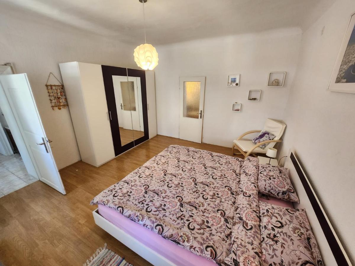 Apartment Dolores Cres Exterior photo