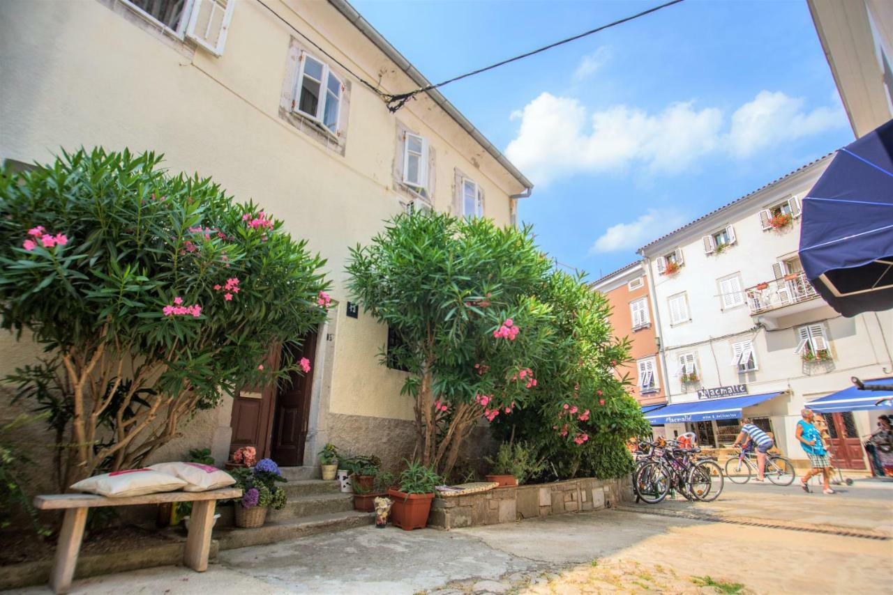 Apartment Dolores Cres Exterior photo